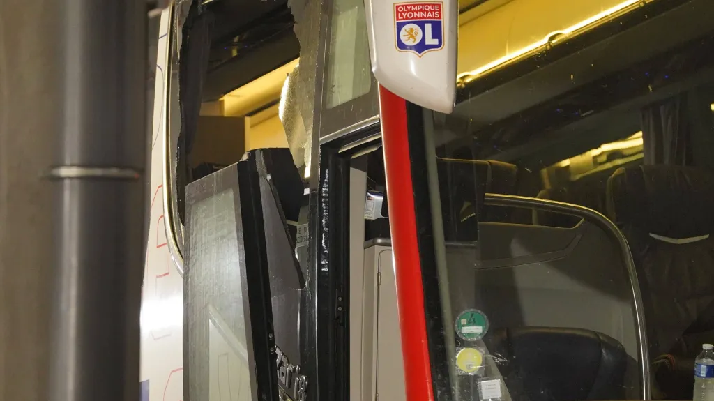 Poškozený autobus fotbalistů Lyonu