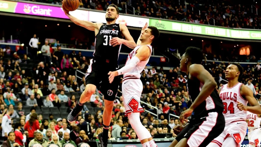 Tomáš Satoranský v nájezdu na koš v utkání proti Chicagu