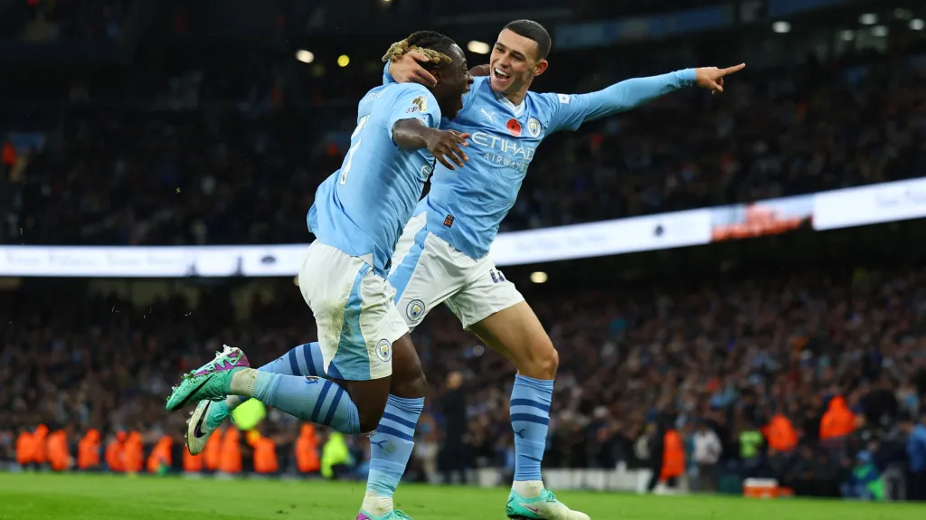 Jérémy Doku a Phil Foden oslavují gól Manchesteru City
