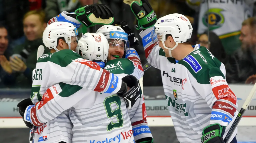 Hokejisté Karlových Varů se radují z gólu