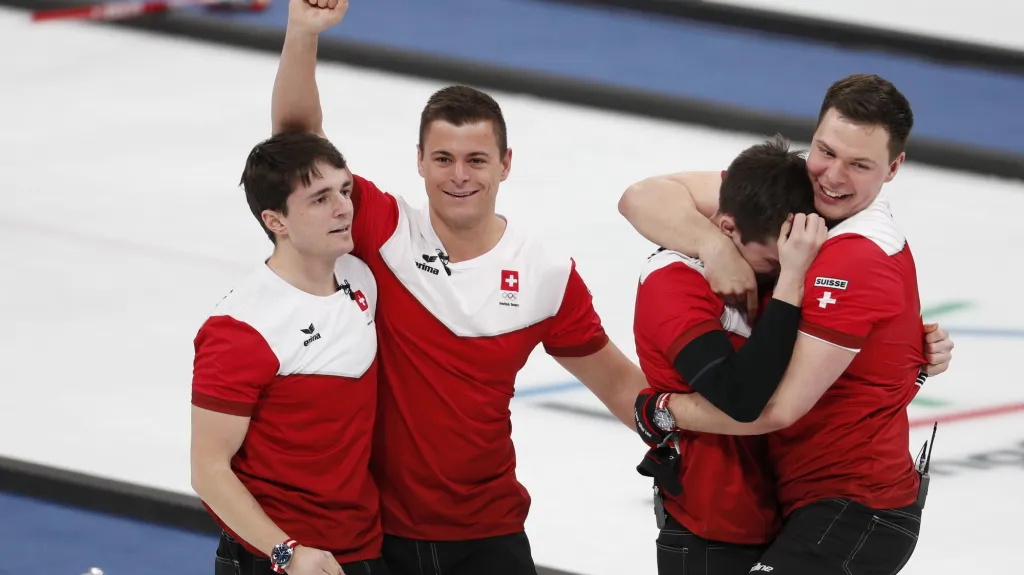 Švýcarští curleři slaví olympijský bronz