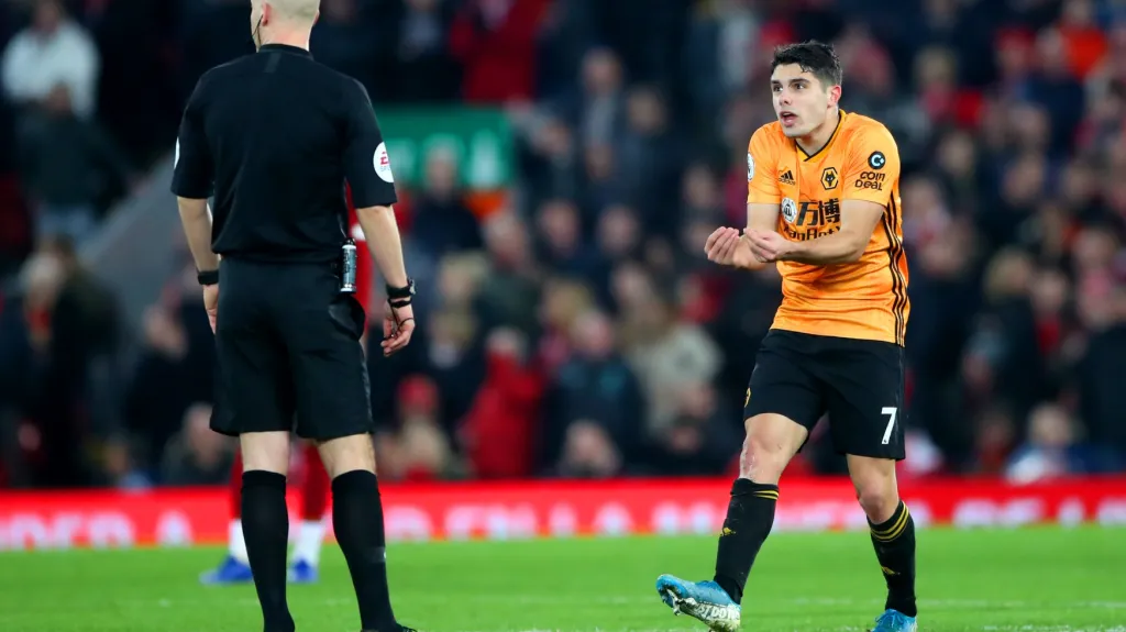 Pedro Neto z Wolverhamptonu (vpravo) nechápe, proč VAR neuznal jeho gól