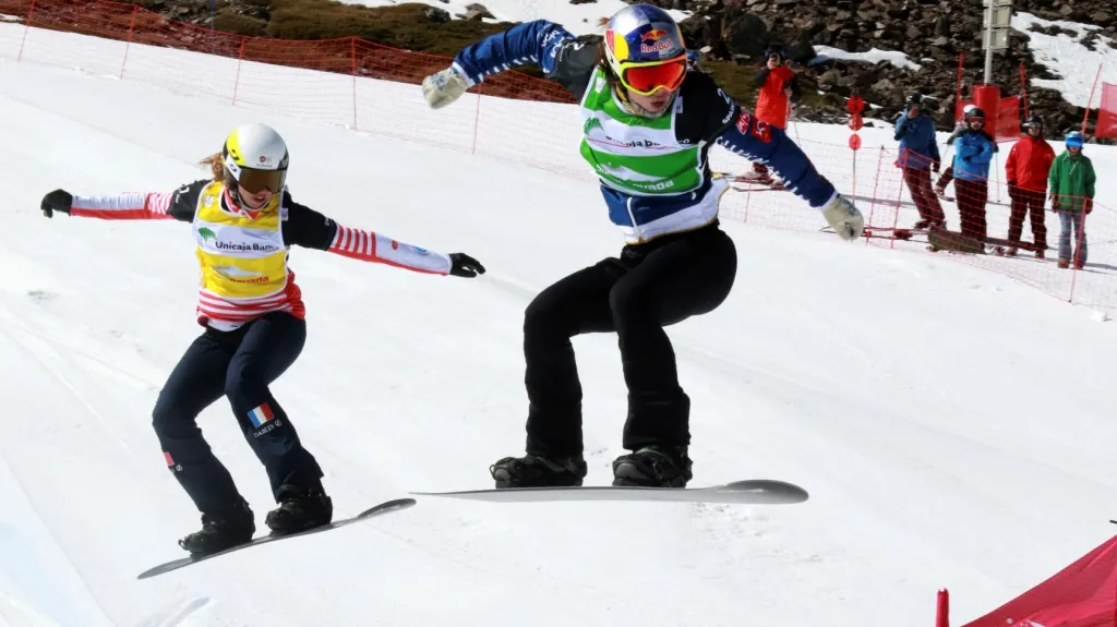 Eva Samková (vpravo) v závodu SP ve snowboardcrossu