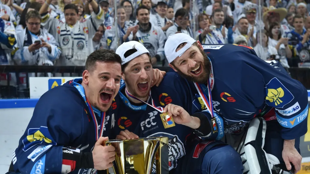 Zleva Branko Radivojevič, Martin Bakoš a brankář Ján Lašák z Liberce se radují z titulu