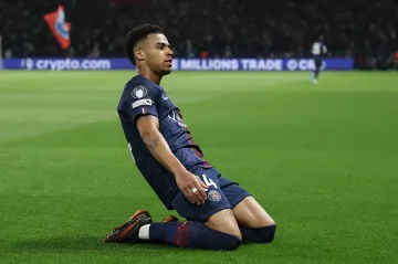 Barcelona nestačila v deseti na Atlético, PSG si poradil s Liverpoolem