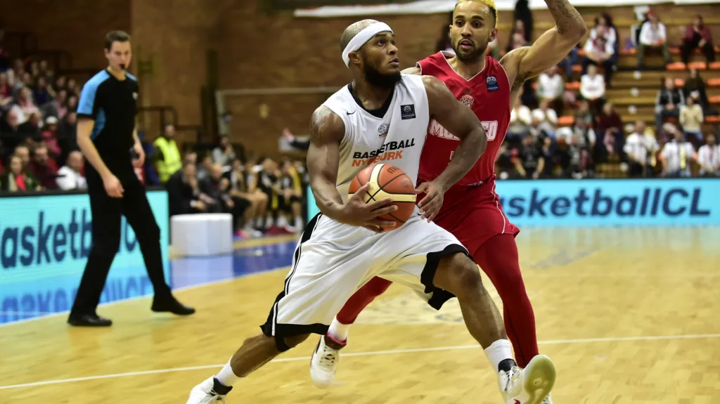 Eugene Lawrence (vlevo) si kryje míč před Wrightem z Monaka