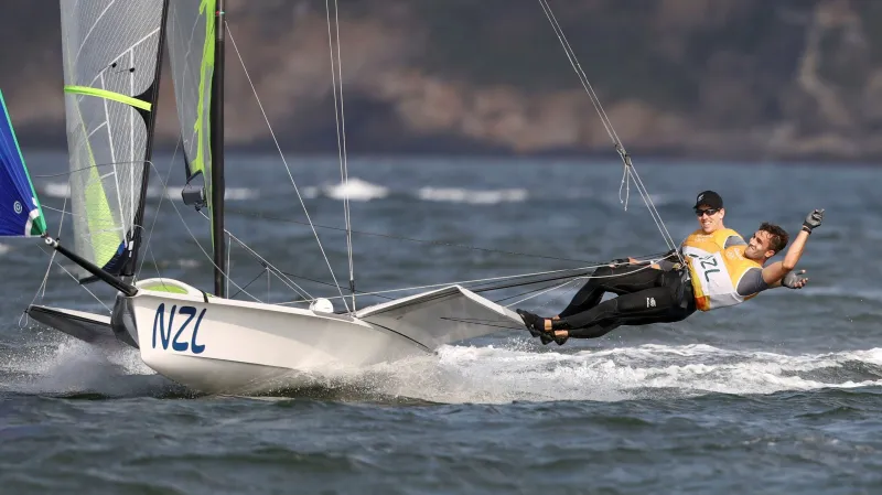 Novozélandští jachtaři Peter Burling a Blair Tuk slaví vítězství na OH v Riu