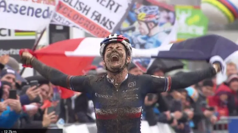 Závěr závodu žen do 23 let na MS v cyklokrosu