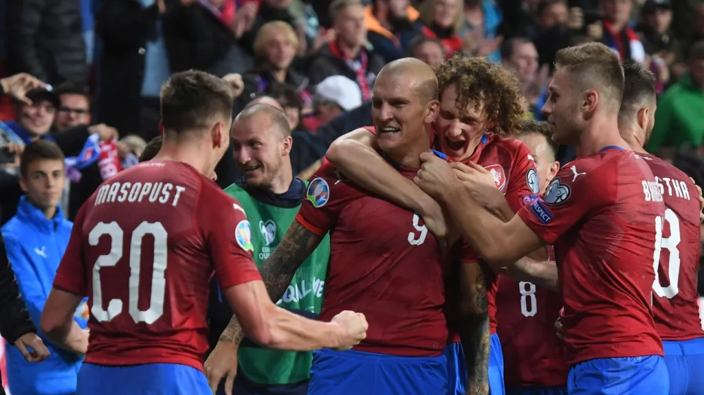 Zdeněk Ondrášek se raduje z vítězné branky