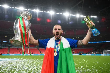 Ital Leonardo Bonucci se raduje z triumfu na mistrovství Evropy