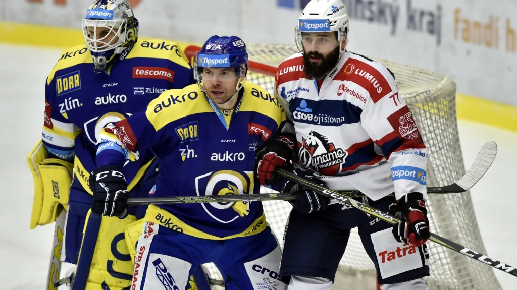 Tomáš Žižka ze Zlína (uprostřed) v utkání proti Pardubicím