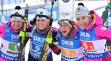 Medailový ceremoniál po štafetovém závodě biatlonistek SP v Oberhofu
