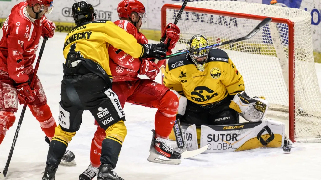 Litvínovský brankář Matej Tomek čelí šanci Třince