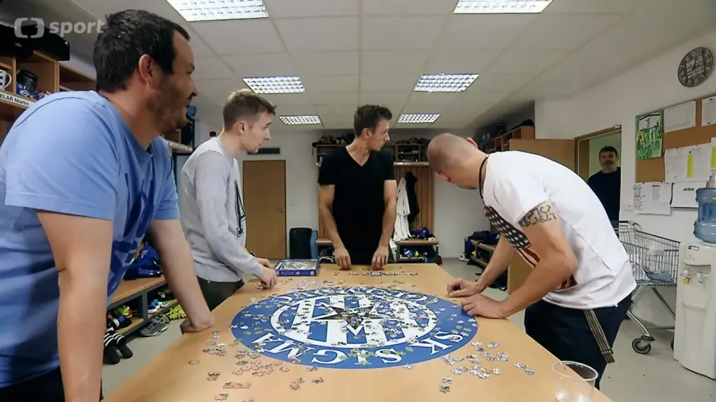 Jak se v kabině fotbalové Sigmy skládá puzzle