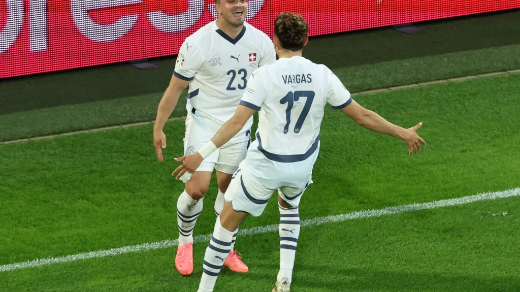 Xherdan Shaqiri a Ruben Vargas se radují z gólu Švýcarska