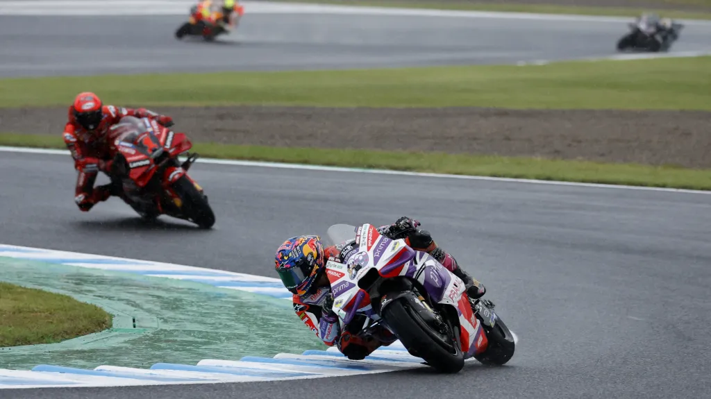 Jorge Martín před Francesco Bagnaiou