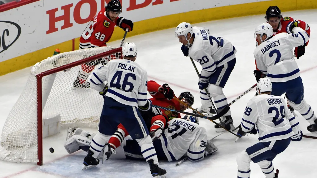 Roman Polák z Toronta v utkání proti Chicagu
