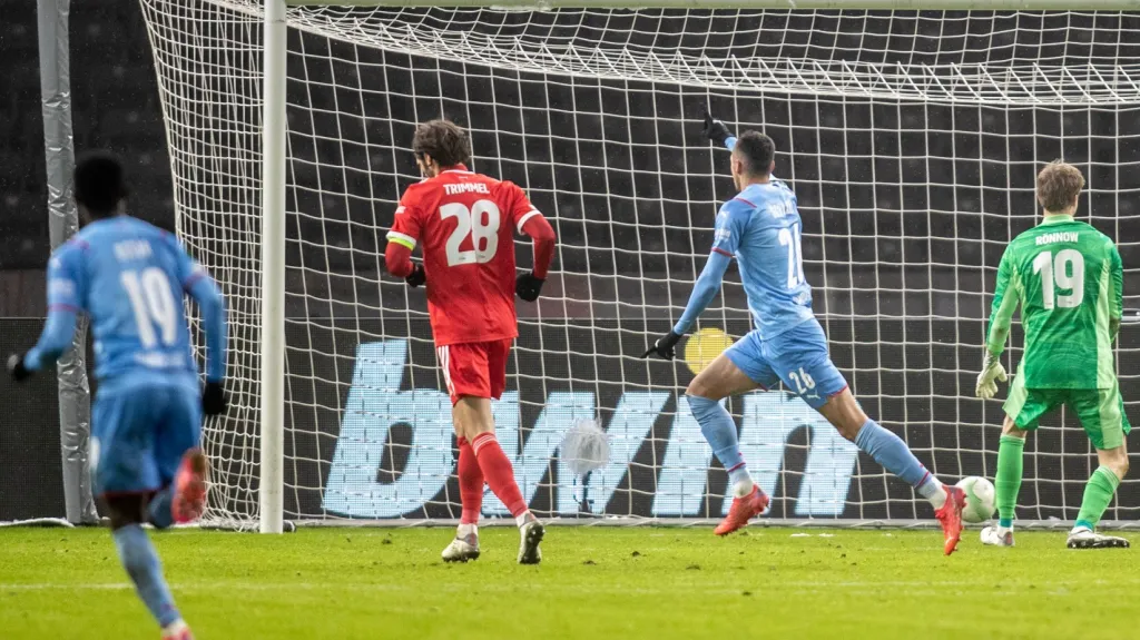 Ivan Schranz ze Slavie (druhý zprava) oslavuje gól v Berlíně