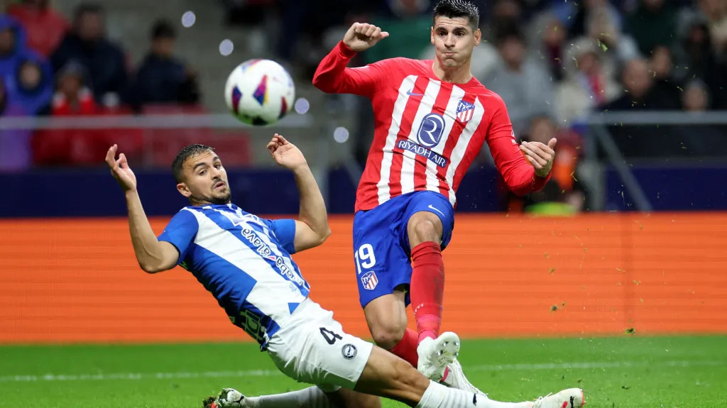 Alvaro Morata z Atlética dává gól Alavésu
