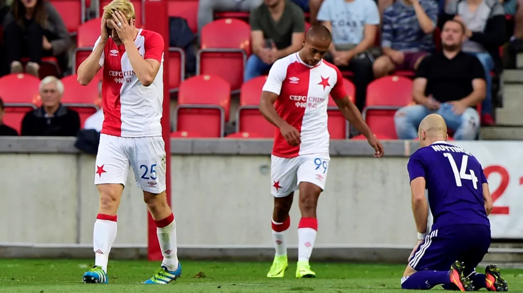 Zklamaní fotbalisté Slavie v utkání s Anderlechtem Brusel