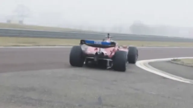 Hamilton absolvoval první kilometry jako pilot Ferrari