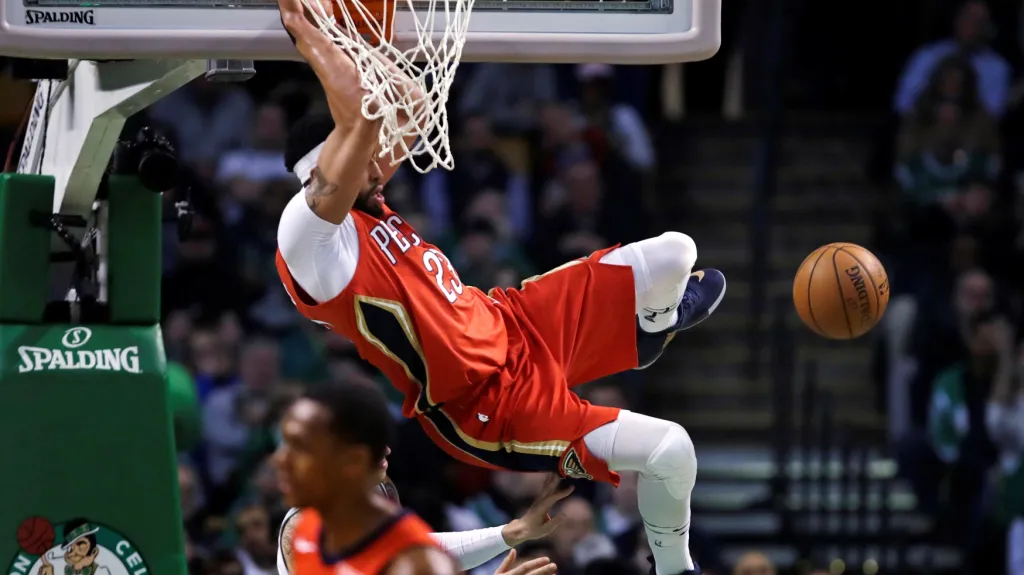 Anthony Davis z New Orleans při smeči