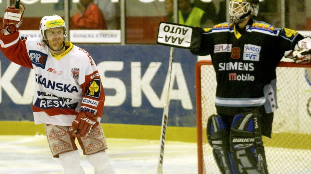 Michal Sup slaví gól do branky Petra Břízy v semifinálovém derby v roce 2003