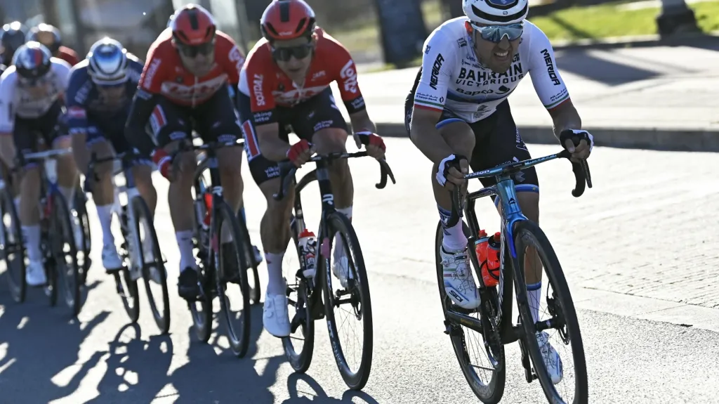 Skupina cyklistů vedená Sonny Colbrellim