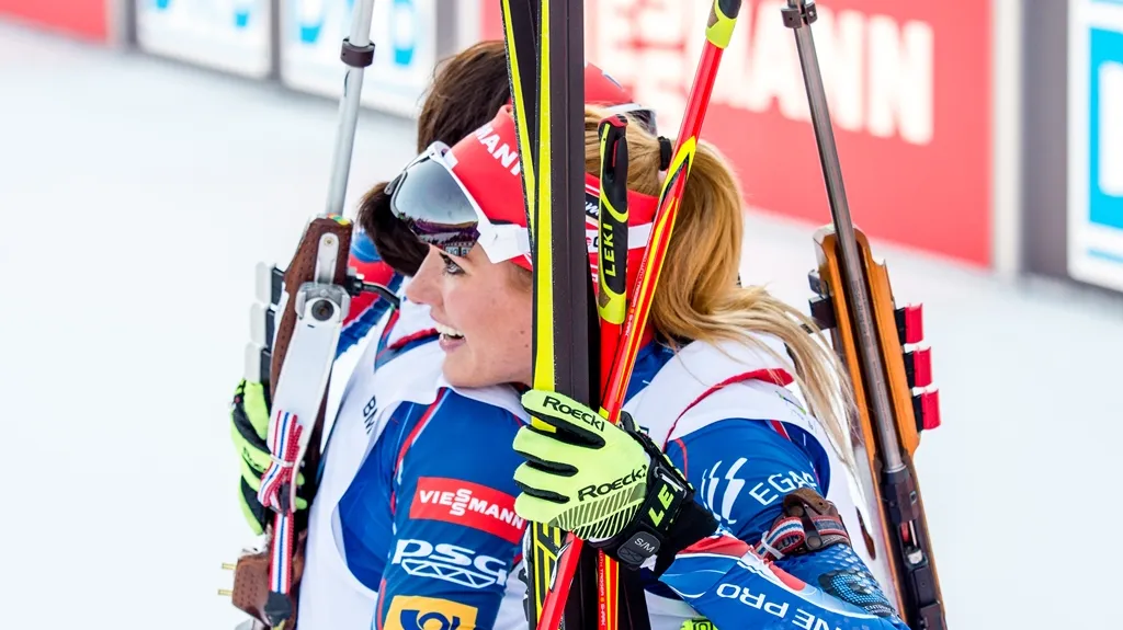 Gabriela Soukalová v objetí s Veronikou Vítkovou