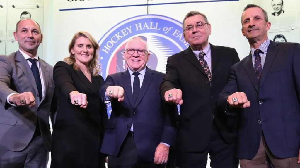 Noví členové Síně slávy NHL s památečním prstenem, Václav Nedomanský druhý zprava