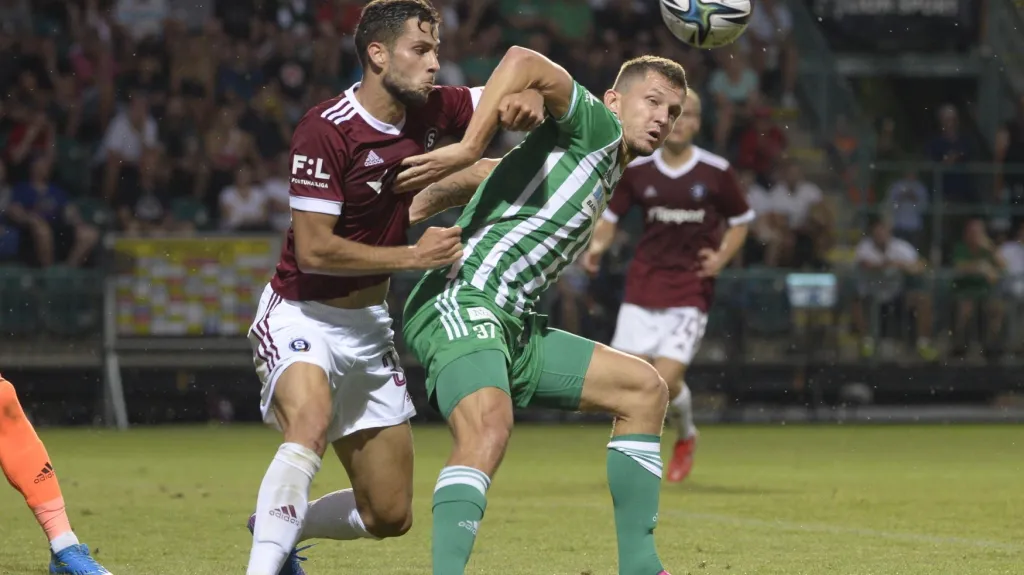 Dávid Hancko se přetahuje s Tomášem Necidem