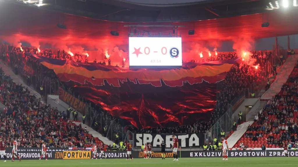 Sparťanský kotel při derby v Edenu