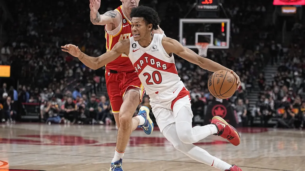 Jeff Dowtin z Toronta uniká Vítu Krejčímu z Atlanty