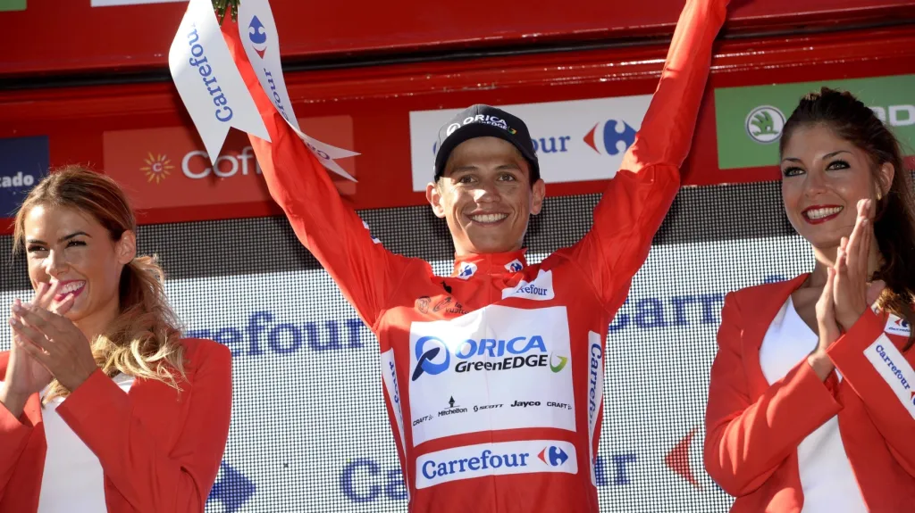 Esteban Chaves v červeném dresu pro lídra Vuelty