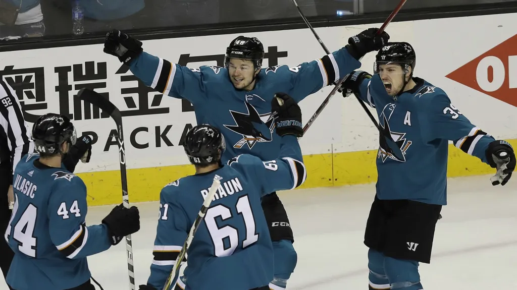 Tomáš Hertl v klubku spoluhráčů