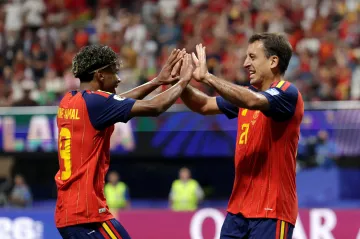 Španělé Lamine Yamal a Mikel Oyarzabal slaví