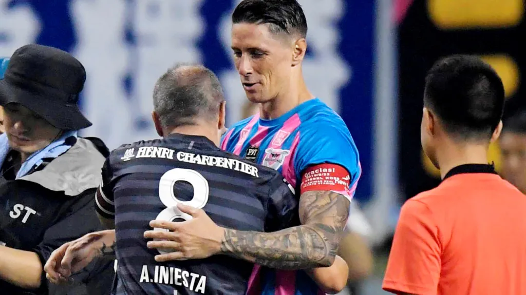 Poslední zápas Fernanda Torrese a po něm objetí s Andrésem Iniestou