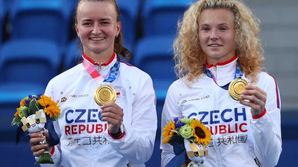 Barbora Krejčíková (vlevo) a Kateřina Siniaková s medailemi