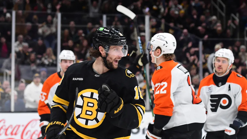 Pavel Zacha skóruje proti Philadelphii