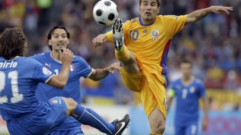 Souboj mezi fotbalisty Rumunska a Itálie