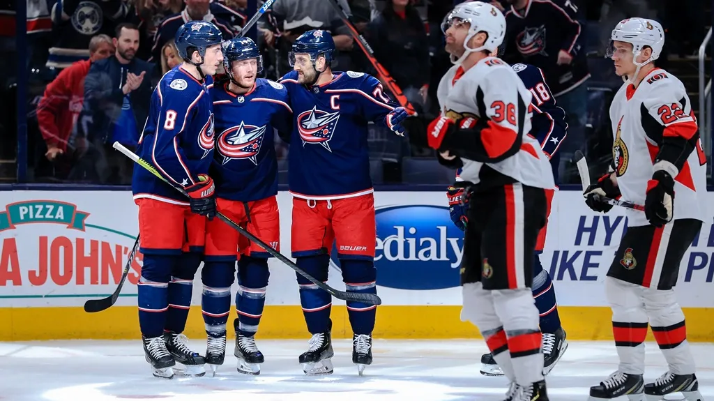 Hokejisté Columbusu oslavují gól v utkání NHL s Ottawou