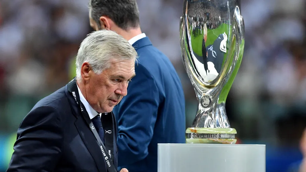 Carlo Ancelotti s trofejí pro vítěze Superpoháru UEFA