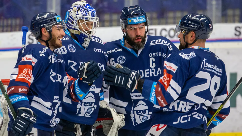 Dominik Lakatoš (vlevo) se raduje se spoluhráči z Vítkovic