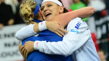 Petra Kvitová v objetí s Lucií Šafářovou