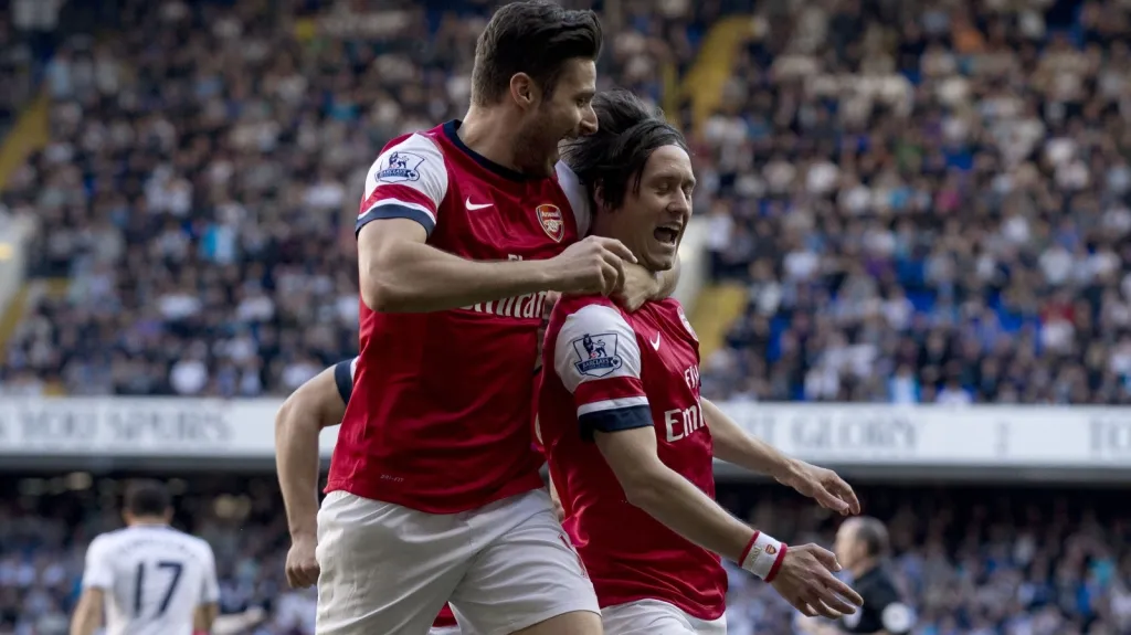 Tomáš Rosický z Arsenalu slaví vstřelenou branku do sítě Tottenhamu