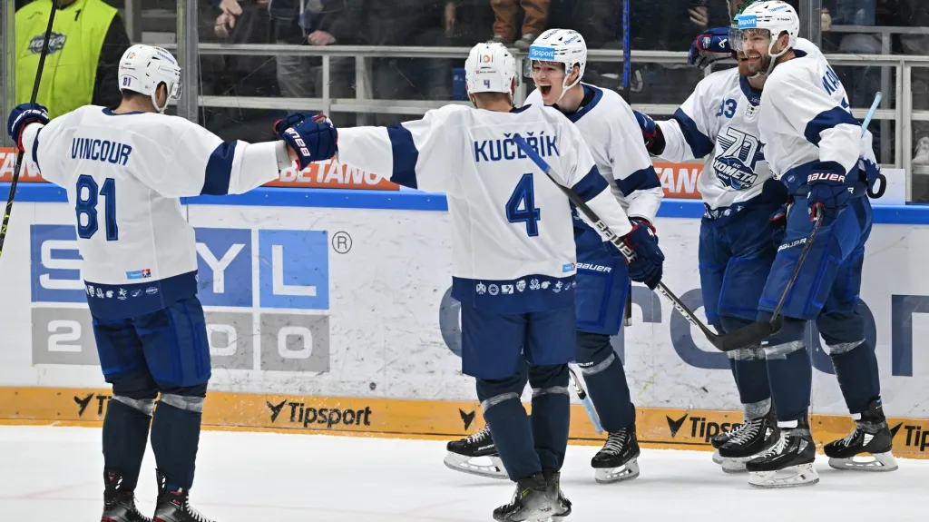 Jakub Kos (uprostřed) slaví branku se spoluhráči