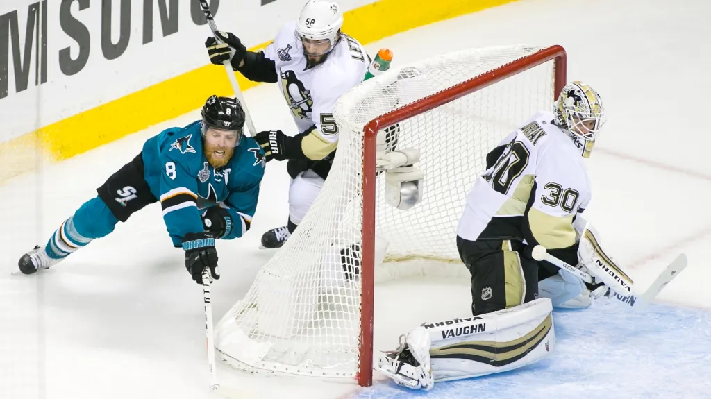 Joe Pavelski ze San Jose se snaží prosadit v utkání proti Pittsburghu