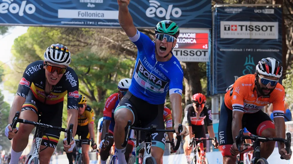 Pascal Ackermann se raduje v cíli