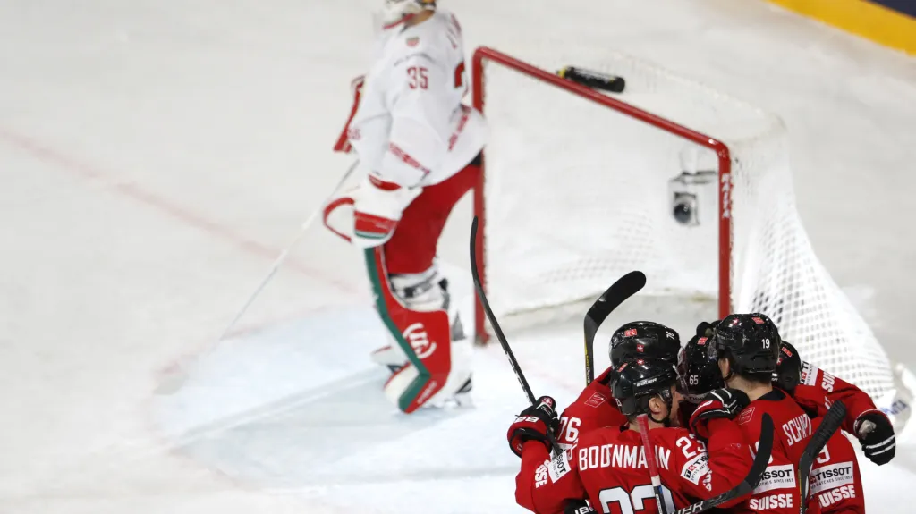 Švýcarři se radují po gólu v brance Běloruska