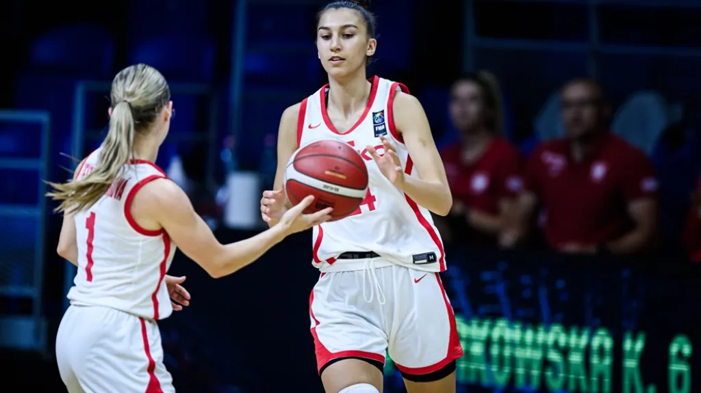 Basketbalistky Kateřina Zeithammerová a Valentýna Kadlecová